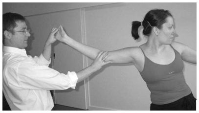 Figure 7 –Technique utilisant le mouvement neurodynamique et musculo-squelettique combiné à la position symptomatique chez une athlète de haut niveau (From Shacklock 2005, Elsevier, Oxford). Reproduction interdite. DR Figure 7 –Technique utilisant le mouvement neurodynamique et musculo-squelettique combiné à la position symptomatique chez une athlète de haut niveau (From Shacklock 2005, Elsevier, Oxford). Reproduction interdite. DR
